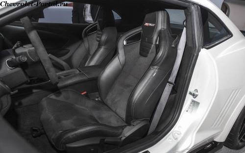 фото салона 2014-Chevrolet-Camaro-SS 5