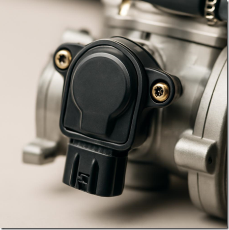 Датчик положения дроссельной заслонки, установленный на дроссельном узле автомобиля