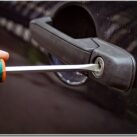 Как правильно открыть автомобиль без ключа: безопасные методы и ограничения